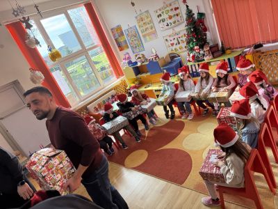 Подаръци за деца от деца - ДГ Мечо Пух - Долни Чифлик