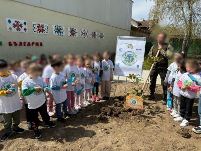 "Дърво за бъдеще"-инициативата е част от Плана за действие на ДГ"Мечо Пух" по програма Екоучилища  - ДГ Мечо Пух - Долни Чифлик