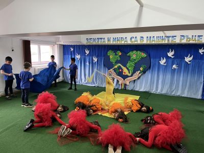 ТЪРЖЕСТВО В ДГ-ДЕН НА ЗЕМЯТА - ДГ Мечо Пух - Долни Чифлик