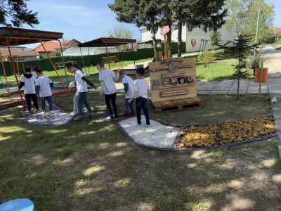 Сензорната еко пътека  малка стъпка, голяма промяна - ДГ Мечо Пух - Долни Чифлик