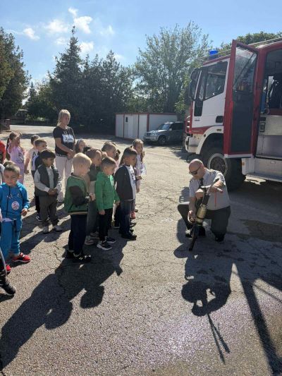 ДЕЦАТА НА ДГ МЕЧО ПУХ НА ГОСТИ ПРИ ПОЖАРНИКАРИТЕ - ДГ Мечо Пух - Долни Чифлик