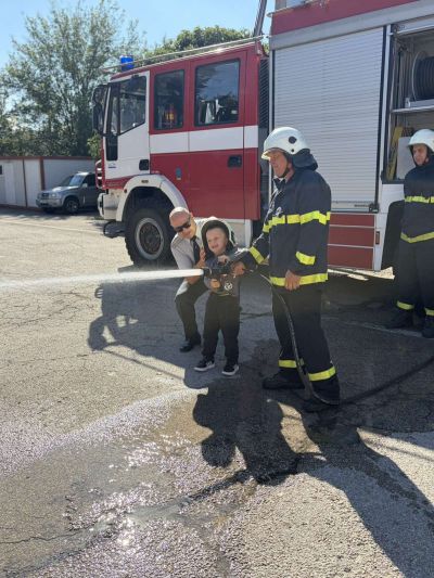 ДЕЦАТА НА ДГ МЕЧО ПУХ НА ГОСТИ ПРИ ПОЖАРНИКАРИТЕ - ДГ Мечо Пух - Долни Чифлик