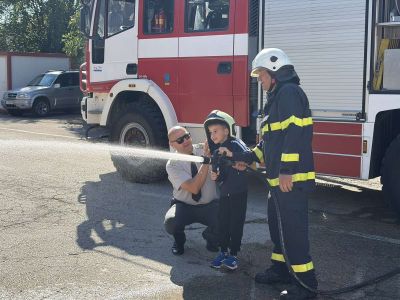 ДЕЦАТА НА ДГ МЕЧО ПУХ НА ГОСТИ ПРИ ПОЖАРНИКАРИТЕ - ДГ Мечо Пух - Долни Чифлик