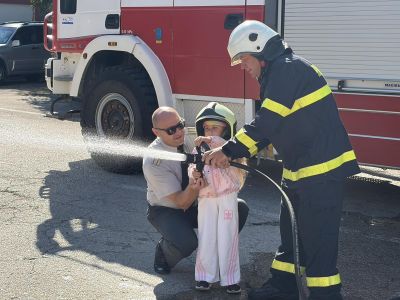 ДЕЦАТА НА ДГ МЕЧО ПУХ НА ГОСТИ ПРИ ПОЖАРНИКАРИТЕ - ДГ Мечо Пух - Долни Чифлик