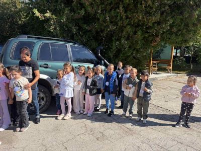 ДЕЦАТА НА ДГ МЕЧО ПУХ НА ГОСТИ ПРИ ПОЖАРНИКАРИТЕ - ДГ Мечо Пух - Долни Чифлик