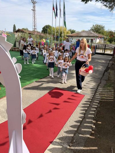 Тържествено откриване на новата учебна година в ДГ Мечо Пух - ДГ Мечо Пух - Долни Чифлик